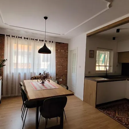 Spacious Near The Pyramid Apartment